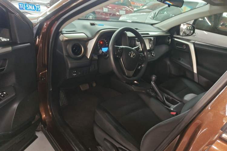 Used Toyota RAV4 2016 2.0L CVT Two-Wheel Drive Urban Edition China V Standard Driver Seat