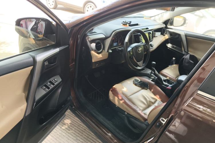 Used Toyota RAV4 2016 2.0L CVT Two-Wheel Drive Fashion Edition China V Standard Driver Seat