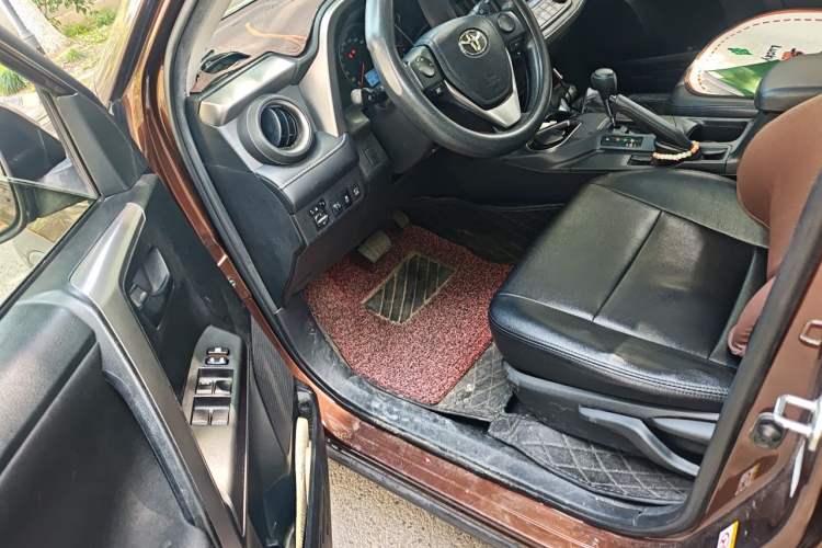 Used Toyota RAV4 2016 2.0L CVT Two-Wheel Drive Fashion Edition China V Standard Driver Seat