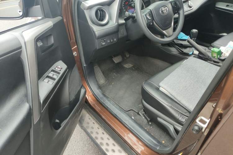 Used Toyota RAV4 2016 2.0L CVT Two-Wheel Drive Fashion Edition China V Standard Driver Seat
