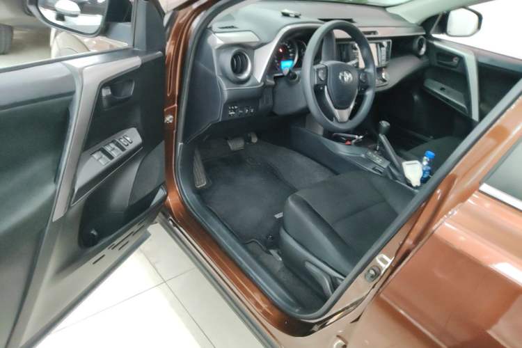 Used Toyota RAV4 2016 2.0L CVT Two-Wheel Drive Fashion Edition China V Standard Driver Seat
