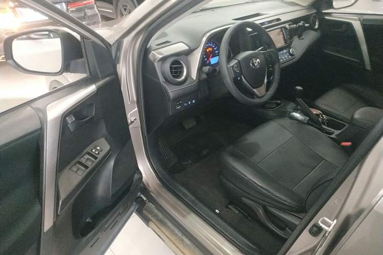 Used Toyota RAV4 2016 2.0L CVT Two-Wheel Drive Fashion Edition China V Standard Driver Seat