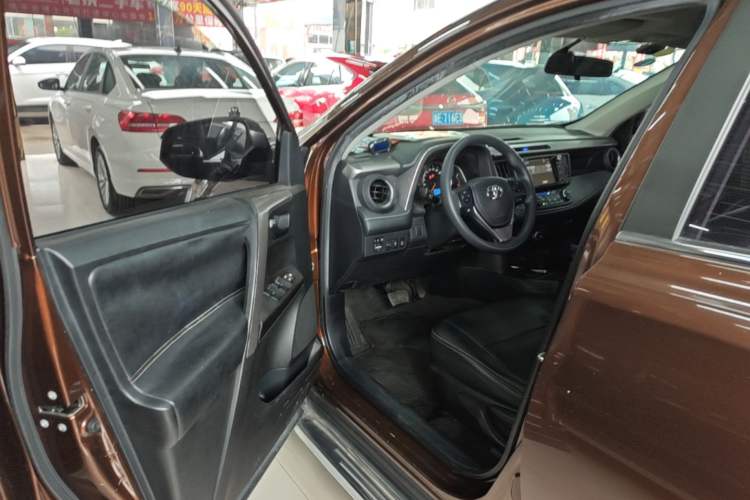Used Toyota RAV4 2016 2.0L CVT Two-Wheel Drive Fashion Edition China V Standard Driver Seat