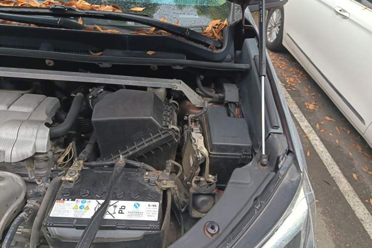 Used Toyota RAV4 2016 2.5L Automatic 4x4 Elite Edition Engine Bay Left
