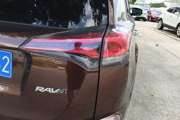 Used Toyota RAV4 2016 2.0L CVT Two-Wheel Drive Fashion Edition China V Standard Exterior 3