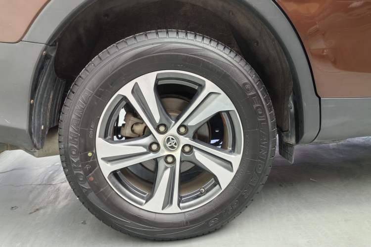 Used Toyota RAV4 2016 2.0L CVT Two-Wheel Drive Urban Edition China V Standard Exterior 5