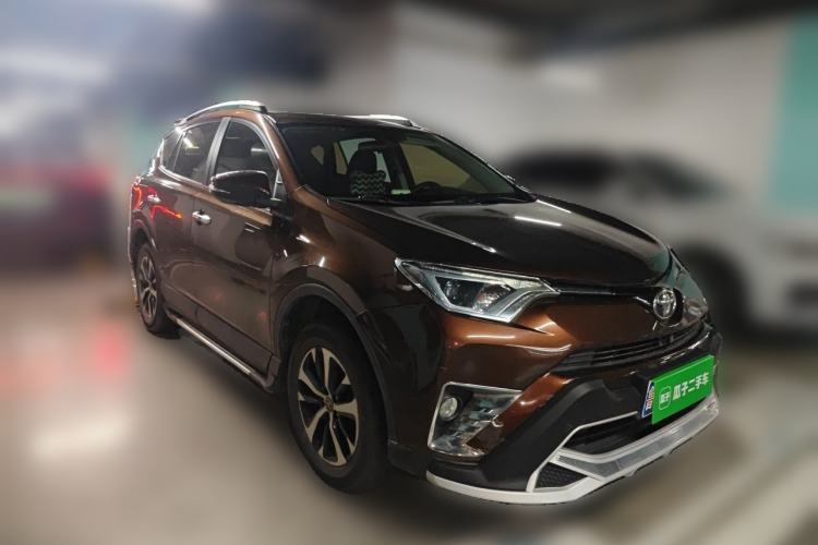 Used Toyota RAV4 2016 2.0L CVT Two-Wheel Drive Fashion Edition China V Standard Front Right 45 Deg