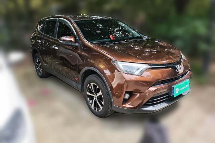 Used Toyota RAV4 2016 2.0L CVT Two-Wheel Drive Fashion Edition China V Standard Front Right 45 Deg