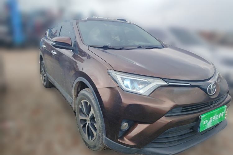 Used Toyota RAV4 2016 2.0L CVT Two-Wheel Drive Fashion Edition China V Standard Front Right 45 Deg