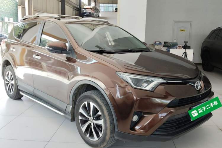 Used Toyota RAV4 2016 2.0L CVT Two-Wheel Drive Fashion Edition China V Standard Front Right 45 Deg