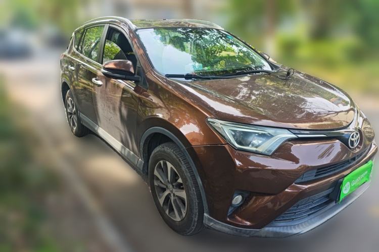 Used Toyota RAV4 2016 2.0L CVT Two-Wheel Drive Fashion Edition China V Standard Front Right 45 Deg