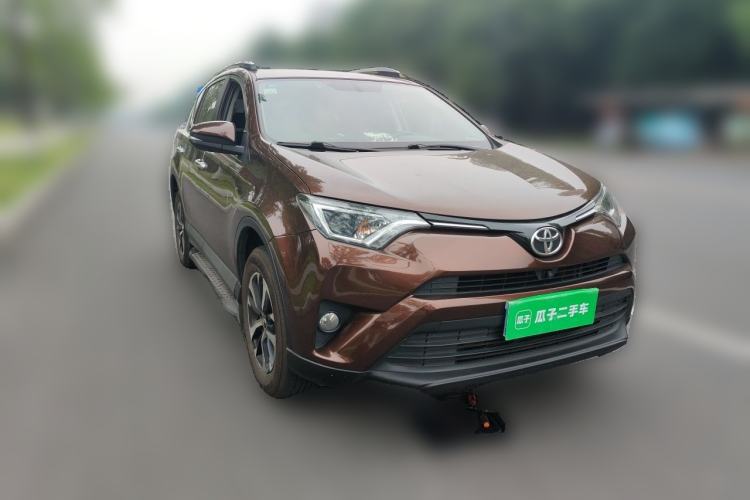 Used Toyota RAV4 2016 2.0L CVT Two-Wheel Drive Fashion Edition China V Standard Front Right 45 Deg