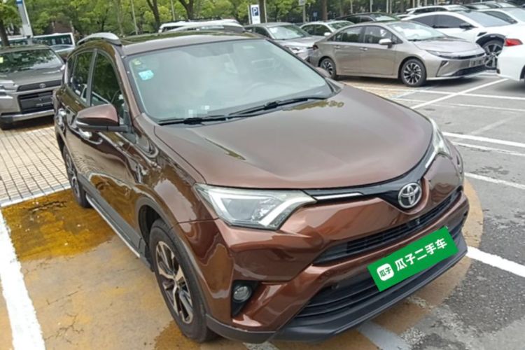 Used Toyota RAV4 2016 2.0L CVT Two-Wheel Drive Fashion Edition China V Standard Front Right 45 Deg
