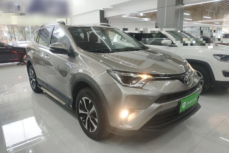 Used Toyota RAV4 2016 2.0L CVT Two-Wheel Drive Fashion Edition China V Standard Front Right 45 Deg