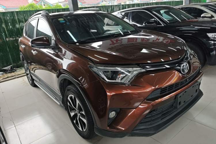 Used Toyota RAV4 2016 2.0L CVT Two-Wheel Drive Fashion Edition China V Standard Front Right 45 Deg