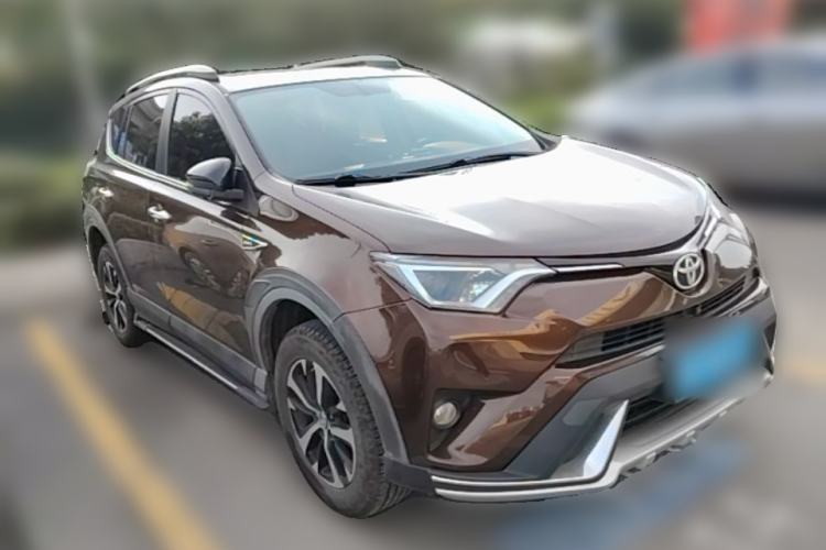 Used Toyota RAV4 2016 2.0L CVT Two-Wheel Drive Fashion Edition China V Standard Front Right 45 Deg