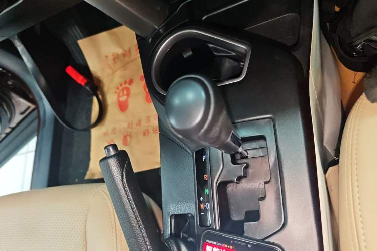 Used Toyota RAV4 2016 2.0L CVT Two-Wheel Drive Fashion Edition China V Standard Gear Lever