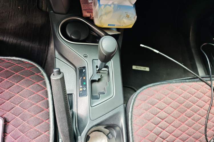 Used Toyota RAV4 2016 2.0L CVT Two-Wheel Drive Fashion Edition China V Standard Gear Lever