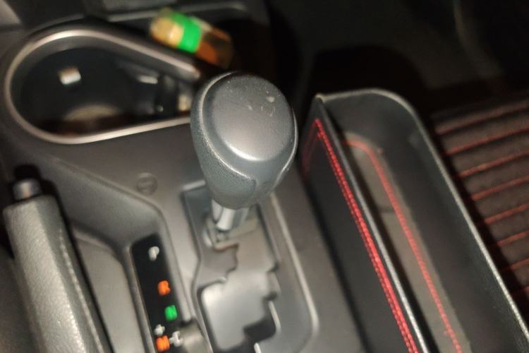 Used Toyota RAV4 2016 2.0L CVT Two-Wheel Drive Fashion Edition China V Standard Gear Lever