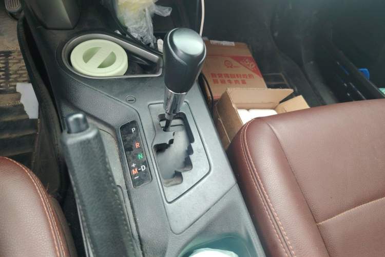 Used Toyota RAV4 2016 2.0L CVT Two-Wheel Drive Fashion Edition China V Standard Gear Lever