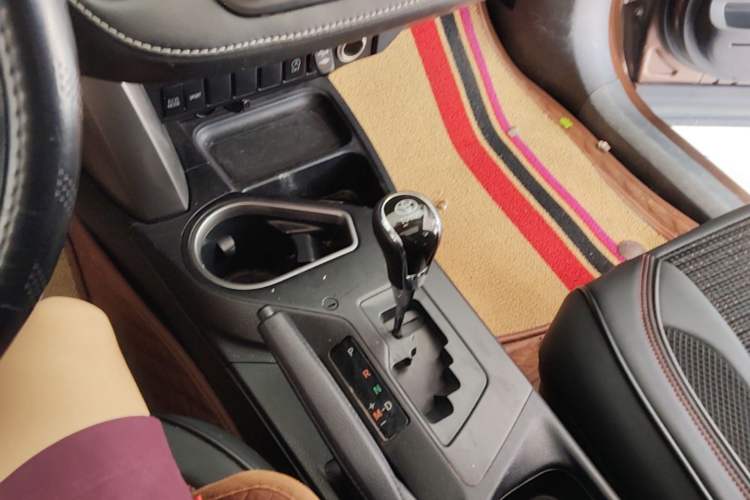 Used Toyota RAV4 2016 2.0L CVT Two-Wheel Drive Fashion Edition China V Standard Gear Lever