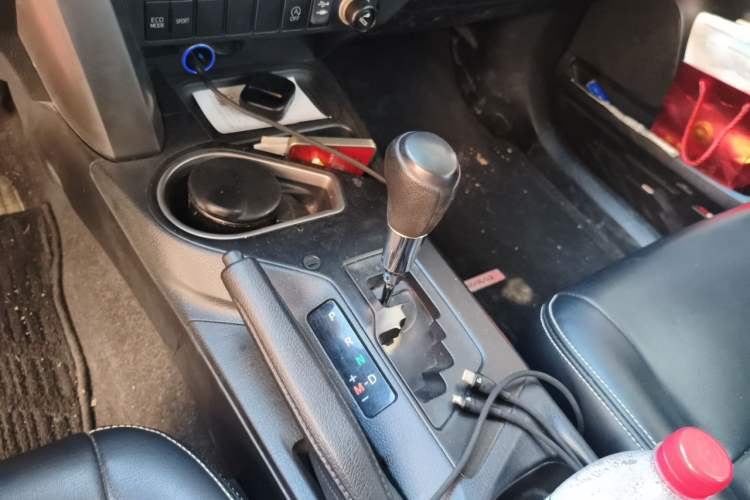 Used Toyota RAV4 2016 2.0L CVT Two-Wheel Drive Fashion Edition China V Standard Gear Lever