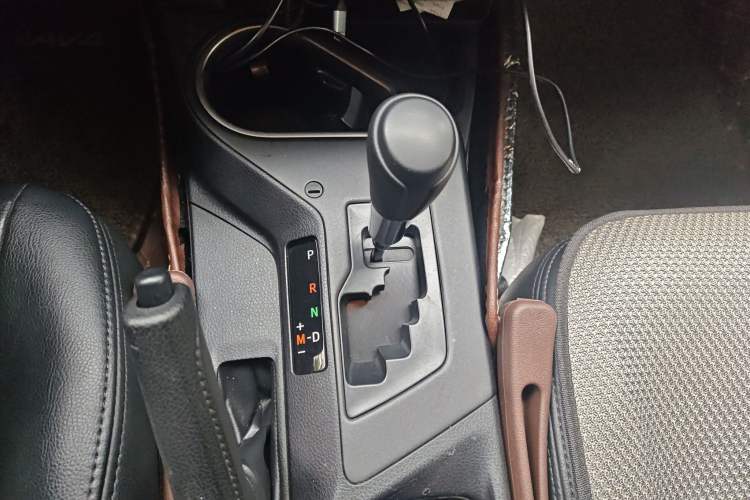 Used Toyota RAV4 2016 2.0L CVT Two-Wheel Drive Fashion Edition China V Standard Gear Lever