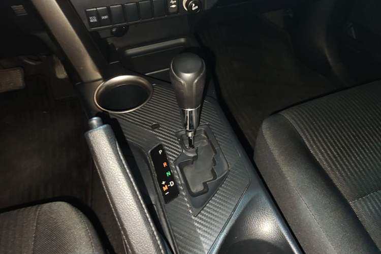 Used Toyota RAV4 2016 2.0L CVT Two-Wheel Drive Urban Edition China V Standard Gear Lever
