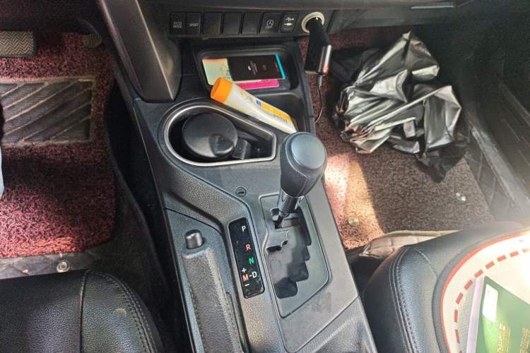 Used Toyota RAV4 2016 2.0L CVT Two-Wheel Drive Fashion Edition China V Standard Gear Lever