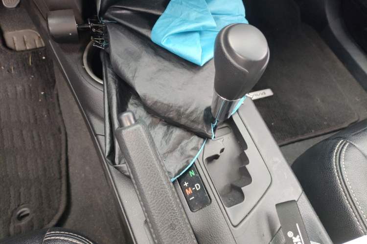 Used Toyota RAV4 2016 2.0L CVT Two-Wheel Drive Fashion Edition China V Standard Gear Lever