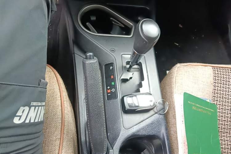 Used Toyota RAV4 2016 2.0L CVT Two-Wheel Drive Fashion Edition China V Standard Gear Lever