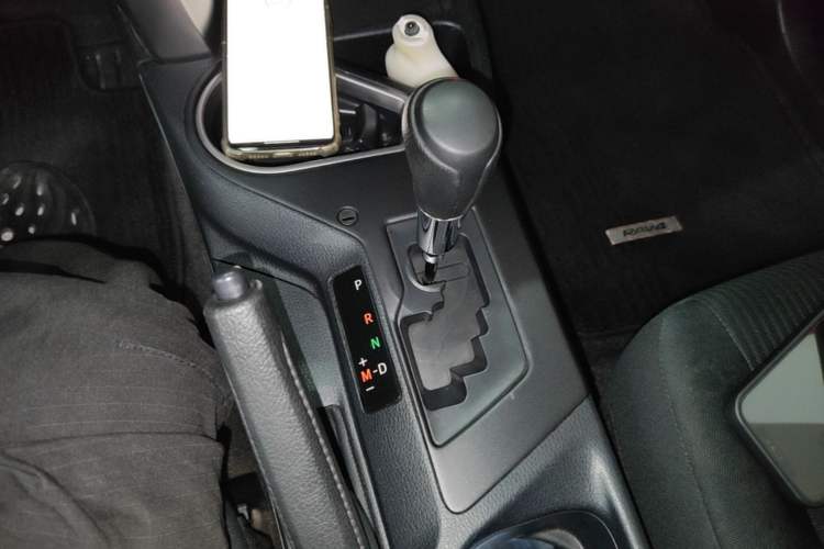 Used Toyota RAV4 2016 2.0L CVT Two-Wheel Drive Fashion Edition China V Standard Gear Lever