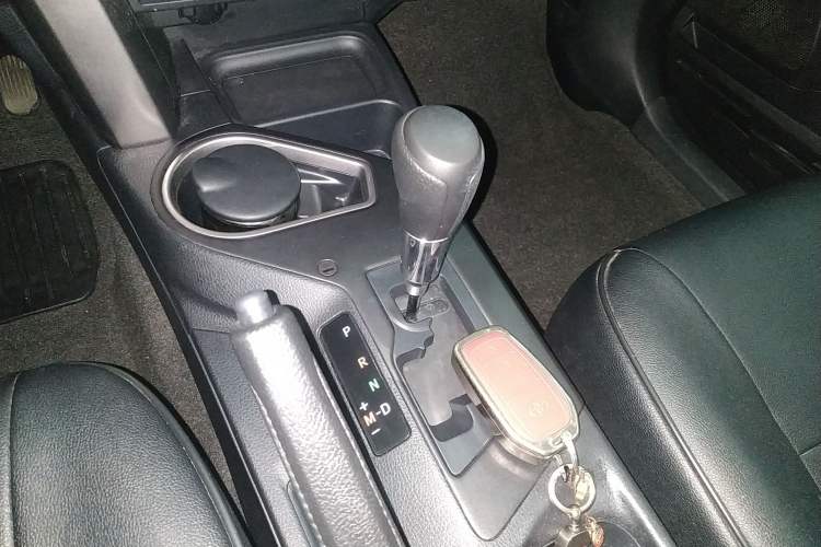 Used Toyota RAV4 2016 2.0L CVT Two-Wheel Drive Fashion Edition China V Standard Gear Lever