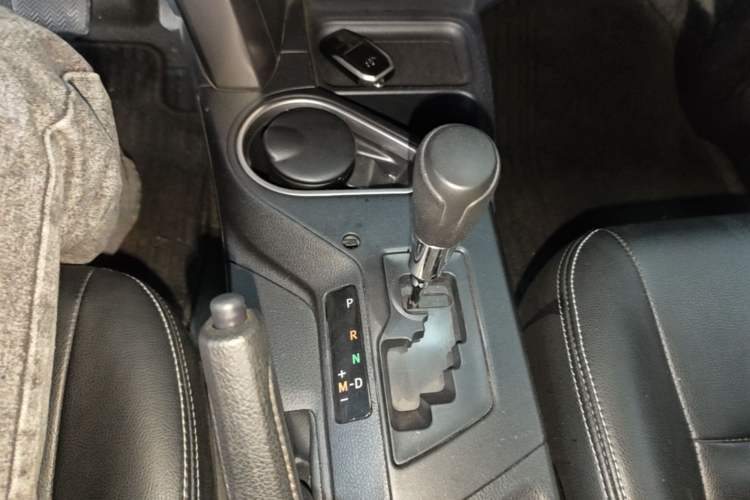 Used Toyota RAV4 2016 2.0L CVT Two-Wheel Drive Fashion Edition China V Standard Gear Lever