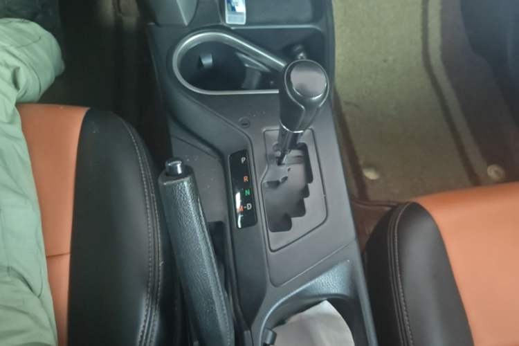 Used Toyota RAV4 2016 2.0L CVT Two-Wheel Drive Fashion Edition China V Standard Gear Lever
