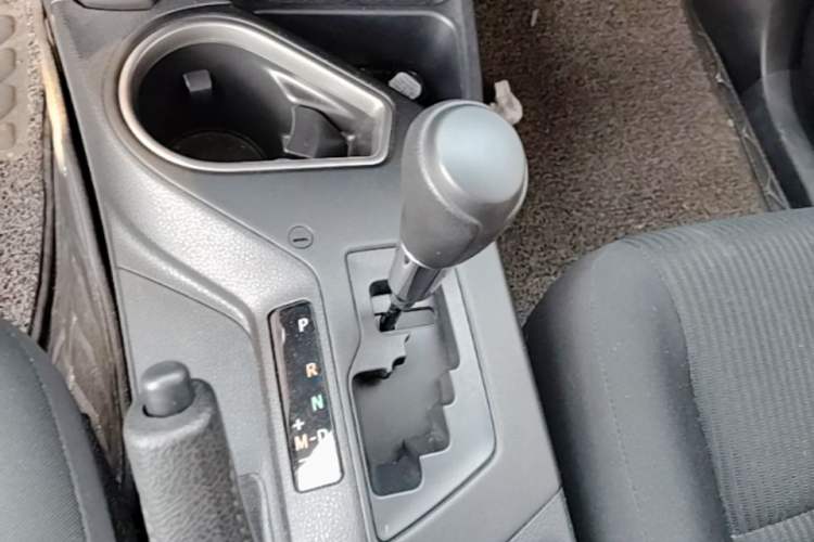 Used Toyota RAV4 2016 2.0L CVT Two-Wheel Drive Fashion Edition China V Standard Gear Lever