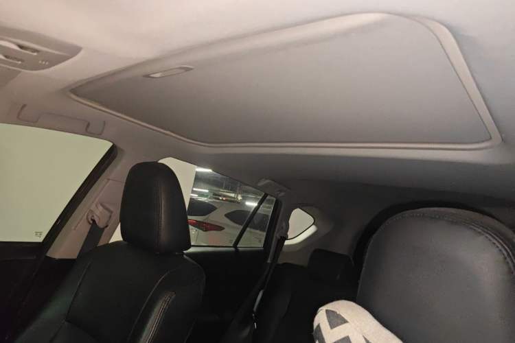 Used Toyota RAV4 2016 2.0L CVT Two-Wheel Drive Fashion Edition China V Standard Headliner