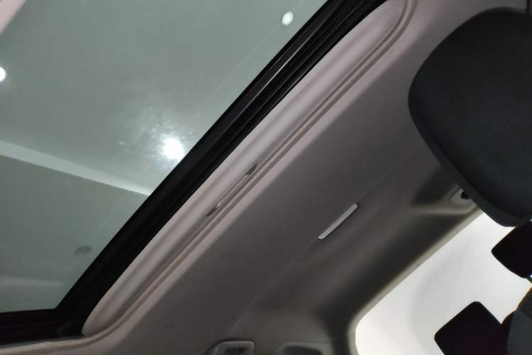 Used Toyota RAV4 2016 2.0L CVT Two-Wheel Drive Fashion Edition China V Standard Headliner
