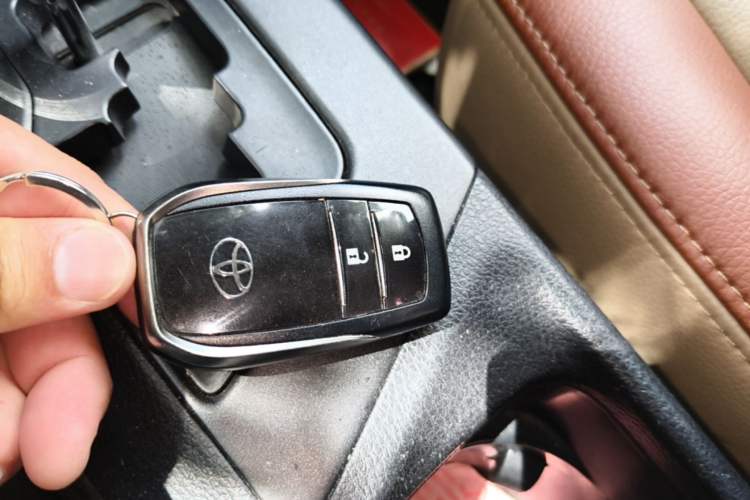 Used Toyota RAV4 2016 2.0L CVT Two-Wheel Drive Fashion Edition China V Standard Interior 1