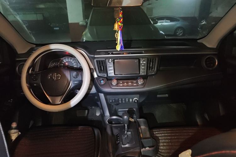 Used Toyota RAV4 2016 2.0L CVT Two-Wheel Drive Fashion Edition China V Standard Interior 2
