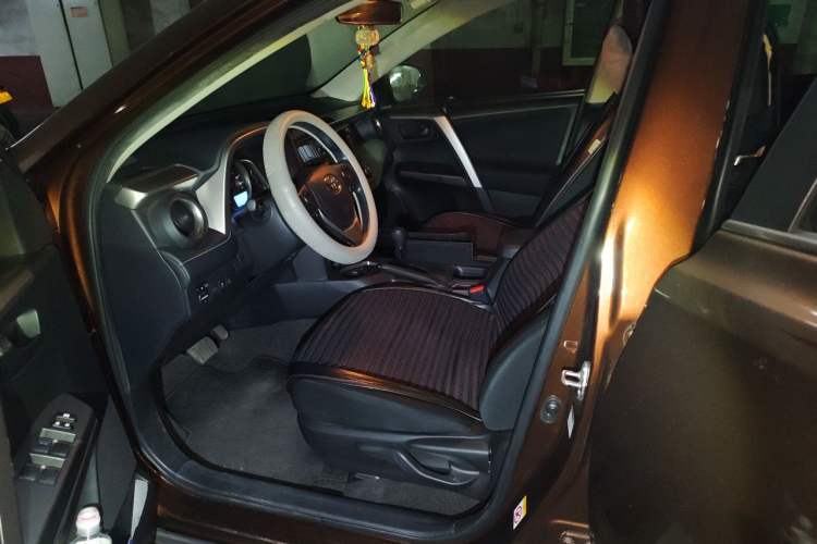 Used Toyota RAV4 2016 2.0L CVT Two-Wheel Drive Fashion Edition China V Standard Interior 3
