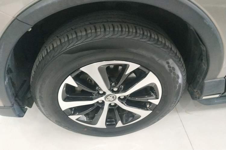 Used Toyota RAV4 2016 2.0L CVT Two-Wheel Drive Fashion Edition China V Standard Left Front Wheel Hub