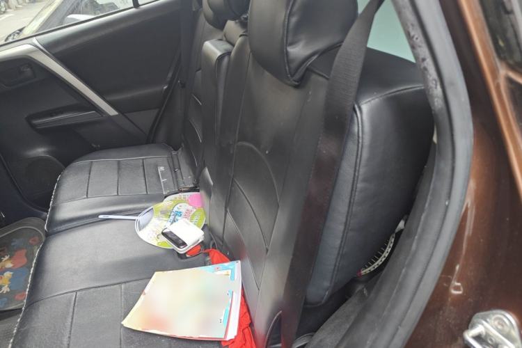 Used Toyota RAV4 2016 2.0L CVT Two-Wheel Drive Fashion Edition China V Standard Left Rear Seat