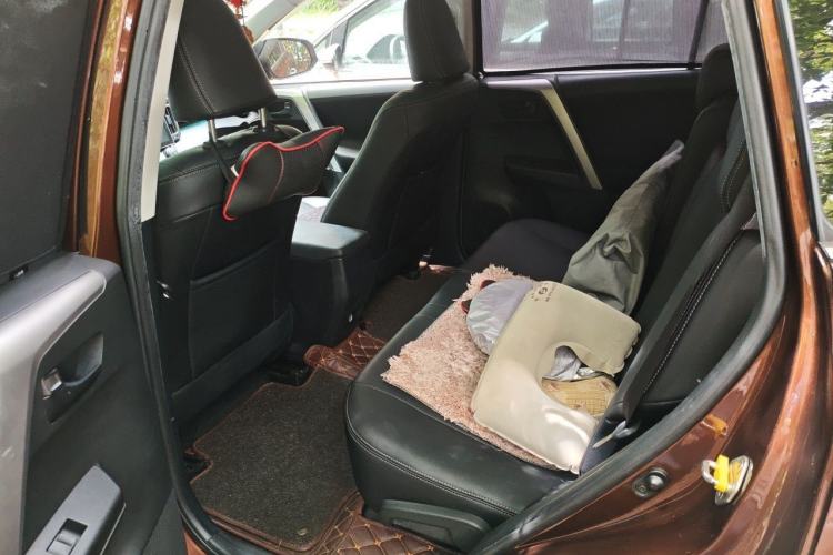 Used Toyota RAV4 2016 2.0L CVT Two-Wheel Drive Fashion Edition China V Standard Left Rear Seat