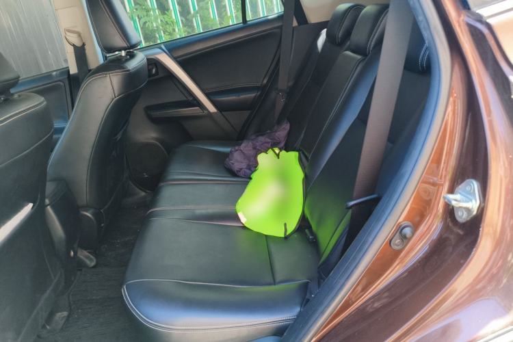 Used Toyota RAV4 2016 2.0L CVT Two-Wheel Drive Fashion Edition China V Standard Left Rear Seat