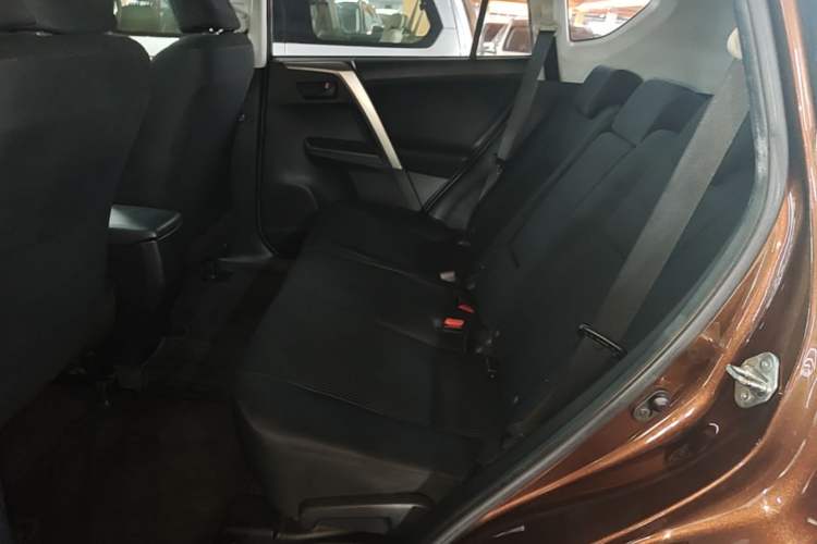 Used Toyota RAV4 2016 2.0L CVT Two-Wheel Drive Urban Edition China V Standard Left Rear Seat