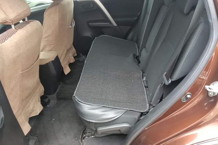 Used Toyota RAV4 2016 2.0L CVT Two-Wheel Drive Fashion Edition China V Standard Left Rear Seat