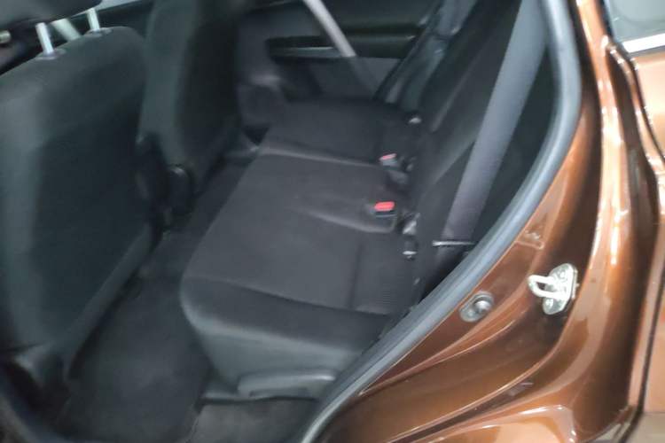 Used Toyota RAV4 2016 2.0L CVT Two-Wheel Drive Fashion Edition China V Standard Left Rear Seat