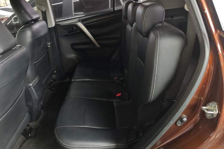 Used Toyota RAV4 2016 2.0L CVT Two-Wheel Drive Fashion Edition China V Standard Left Rear Seat