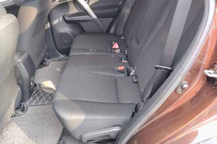 Used Toyota RAV4 2016 2.0L CVT Two-Wheel Drive Fashion Edition China V Standard Left Rear Seat